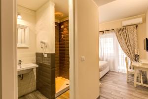 een badkamer met een douche en een wastafel bij Casa Tua Vaticano Guest House in Rome