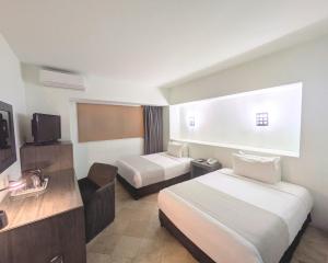 Una cama o camas en una habitación de We Hotel Aeropuerto