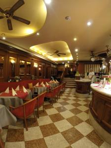 薩爾堡的住宿－市場酒店，餐厅设有红色椅子和 ⁇ 板地板