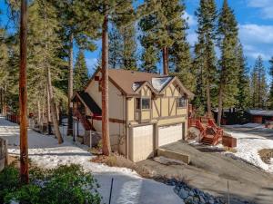 una pequeña casa con un garaje en la nieve en Spacious Tahoe City Home with Foosball and Lake Views, en Tahoe City
