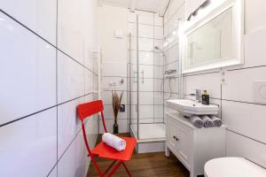 Et badeværelse på Ferienwohnung B2 + 7 billeder