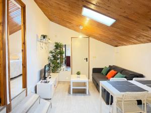 un soggiorno con un divano e un tavolo di Apartamento rural en Espinosa de los Monteros a Espinosa de los Monteros