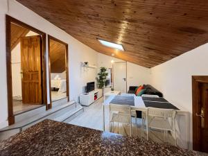 una cucina e un soggiorno con soffitto in legno di Apartamento rural en Espinosa de los Monteros a Espinosa de los Monteros