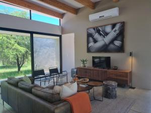 Μια τηλεόραση ή/και κέντρο ψυχαγωγίας στο Lindi Lodge, Mjejane Game Reserve