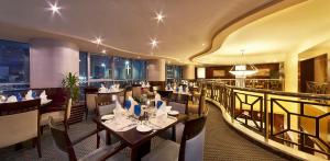 A restaurant or other place to eat at Al Manzel Hotel Apartments