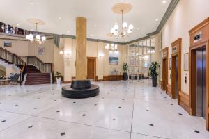 a large lobby with a black ring in the middle at Crowne Plaza Terrigal Pacific by IHG in Terrigal +175 photos