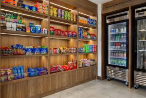 Supermarket nebo jiné obchody v  hotelu nebo okolí
