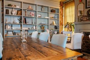 Posezení v ubytování Frankfort Hideaway Urban Retreat in Louisville