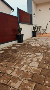 StrahoninecにあるMella holiday homeの鉢植えのパティオ