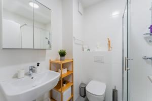 Un baño blanco con lavabo y ducha en Flex SelfCheckIns 138 - Zagreb - Bedroom - Parking - Loggia, en Zagreb