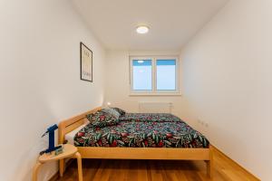 un dormitorio con una cama y una ventana en Flex SelfCheckIns 138 - Zagreb - Bedroom - Parking - Loggia, en Zagreb