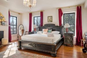 Postel nebo postele na pokoji v ubytování Frankfort Hideaway Urban Retreat in Louisville