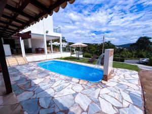 a swimming pool in the backyard of a house at Pousada da Esdras in Capitólio