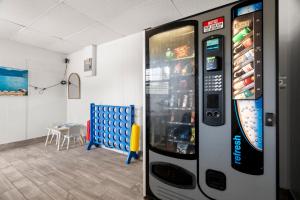 a vending machine in a room with a table at 2q Beds Studio With Shared Pool 05 in Clearwater