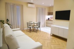 TV a/nebo společenská místnost v ubytování Logement aux portes de Monaco