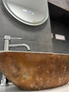 a rusty sink with a faucet in a bathroom at Apartamentul Castanilor in Ploieşti