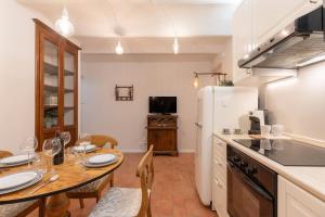 Cucina o angolo cottura di S.Ambrogio Courtyard in Florence-hosted by Thinah