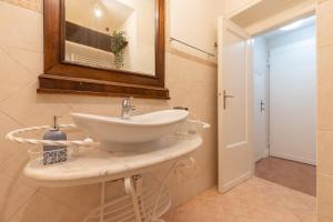 Bagno di S.Ambrogio Courtyard in Florence-hosted by Thinah