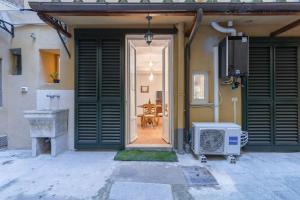 una porta d'ingresso di una casa con tavolo e stufa di S.Ambrogio Courtyard in Florence-hosted by Thinah a Firenze