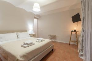 Letto o letti in una camera di S.Ambrogio Courtyard in Florence-hosted by Thinah
