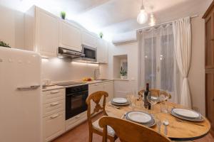Cucina o angolo cottura di S.Ambrogio Courtyard in Florence-hosted by Thinah