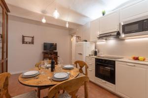 Cucina o angolo cottura di S.Ambrogio Courtyard in Florence-hosted by Thinah