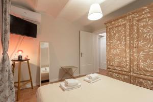 Letto o letti in una camera di S.Ambrogio Courtyard in Florence-hosted by Thinah