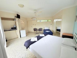 Postel nebo postele na pokoji v ubytování Emu Park Beach Resort