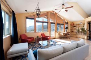 Χώρος καθιστικού στο 432 Hermosa Acres Drive