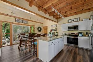 Η κουζίνα ή μικρή κουζίνα στο Countryside Comfort By Ghosal Luxury Lodging
