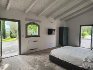 A bed or beds in a room at Relais Casale Valigi