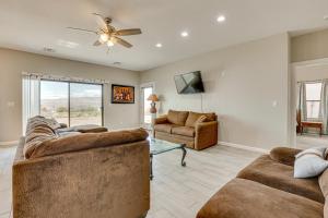 Ruang duduk di 7 Mi to Golf Mtn-View Retreat in Bullhead City