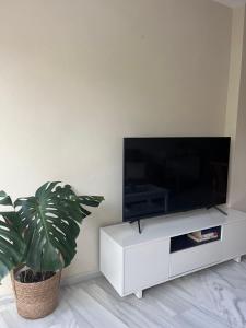 Μια τηλεόραση ή/και κέντρο ψυχαγωγίας στο Habitación Estación Granada