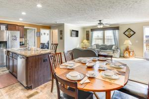 Dapur atau dapur kecil di Near Hiking Midway Home with Mtn Views and Deck +16 gambar