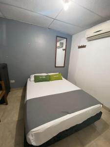 Postel nebo postele na pokoji v ubytování Hotel Puerto Vigia Inn