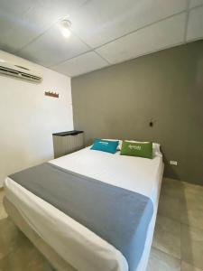 Postel nebo postele na pokoji v ubytování Hotel Puerto Vigia Inn