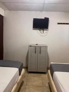 TV a/nebo společenská místnost v ubytování Hotel Puerto Vigia Inn