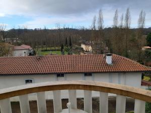 ウジェニー・レ・バンにあるLes Alisiers 26の赤い屋根の白い家の景色