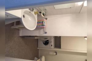 ウジェニー・レ・バンにあるLes Alisiers 26の洗面台とトイレ付きのバスルーム