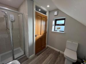 Sion MillsにあるThe Mill Luxury Loft Sion Millsのバスルーム(シャワー、トイレ付)、窓が備わります。 +18枚の写真