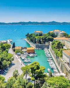 Una vista de un puerto con barcos en el agua. en Zadar Beach Apartments, en Zadar