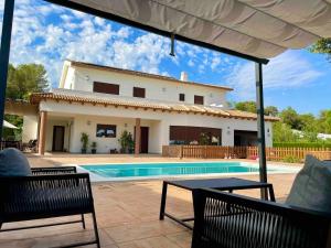 a view of a house and a swimming pool at Aromas de Alcalá in Alcalá la Real