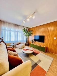 a living room with a couch and a tv at A melhor e mais perto do Expo SP Casa Terrea in Sao Paulo