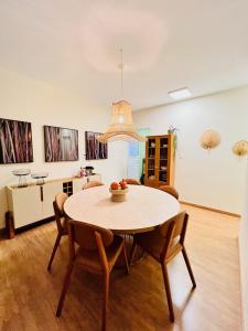a dining room with a table and chairs at A melhor e mais perto do Expo SP Casa Terrea in Sao Paulo