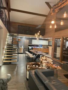un soggiorno con un divano e un tavolo di Chalet Cristal II a Les Contamines-Montjoie