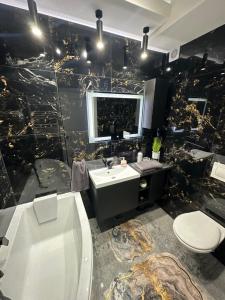 een badkamer met een bad, een wastafel en een toilet bij Rezidențial 1 in Baia Mare +7 foto's