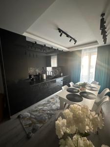 een woonkamer met een witte tafel en stoelen bij Rezidențial 1 in Baia Mare