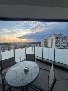 een tafel en stoelen op een balkon met uitzicht op een stad bij Rezidențial 1 in Baia Mare