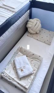 Cama o camas de una habitación en Fruške 202 studio apartman
