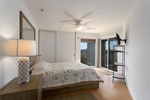 Un dormitorio con una cama y un ventilador de techo. en Vista Pacific - DM1050, en Del Mar